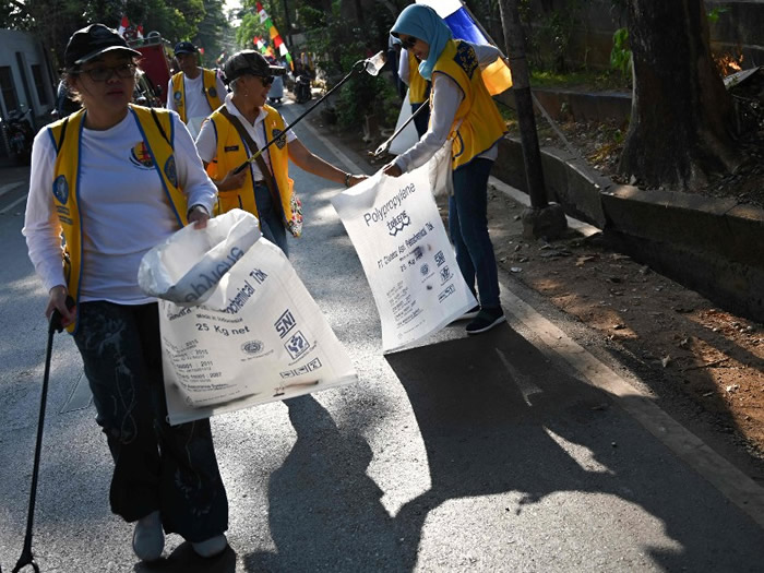 越南河内市民用钳子和胶袋收集街上的垃圾。