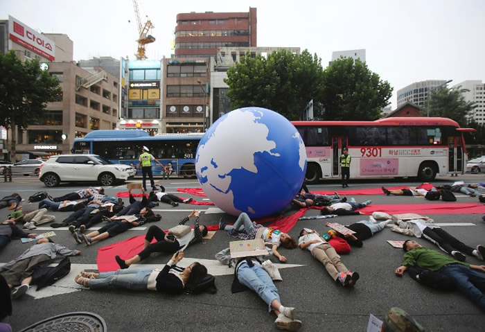 韩国首尔：民众躺于公路抗议。