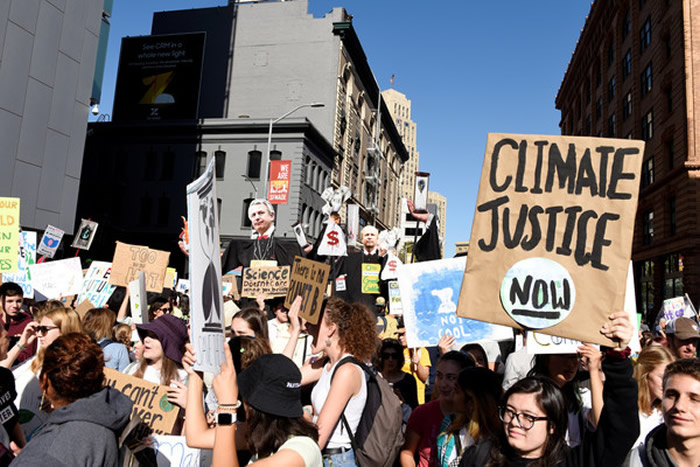 全球掀起抗议气候变迁的活动，图为美国民众聚集在旧金山议会外抗议。（图／路透）