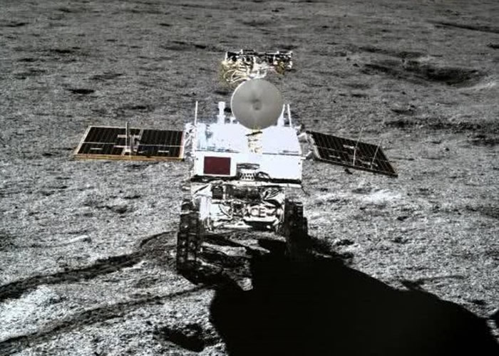 中国玉兔二号月球车成功自主“唤醒” 在月球背面撞击坑发现不明胶状物质