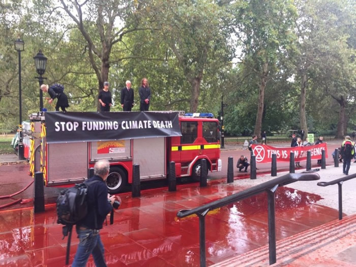 英国环保组织“反抗灭绝”成员喷洒1800公升“假血”抗议政府投资探勘化石燃料
