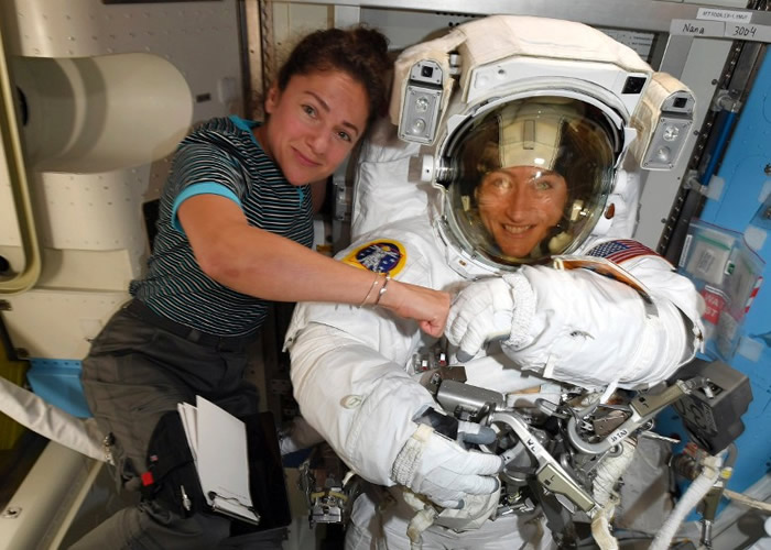 迈尔（左）与科克（右）在国际太空站上合照。