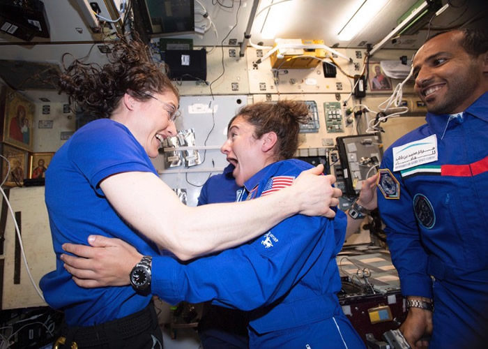 迈尔（中）抵达太空站后，与科克（左）拥抱。
