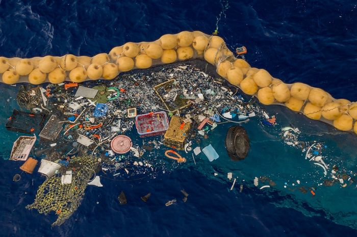荷兰少年博杨．斯雷特（Boyan Slat）设计“海洋吸尘器”终于成功开始搜集垃圾