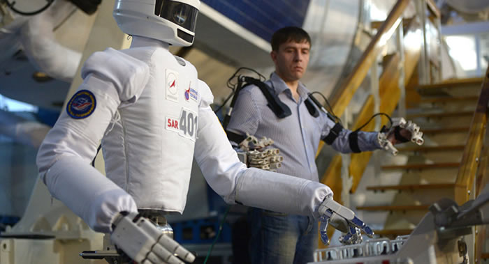 俄罗斯宇航员阿列克谢∙奥夫奇宁：有必要继续在太空使用机器人