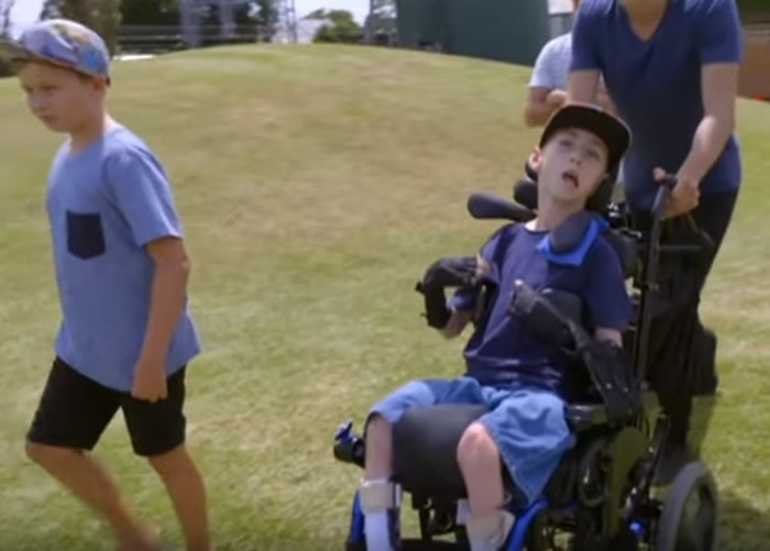 澳洲脑瘫少年研外骨骼辅助器 助身障者安全出游
