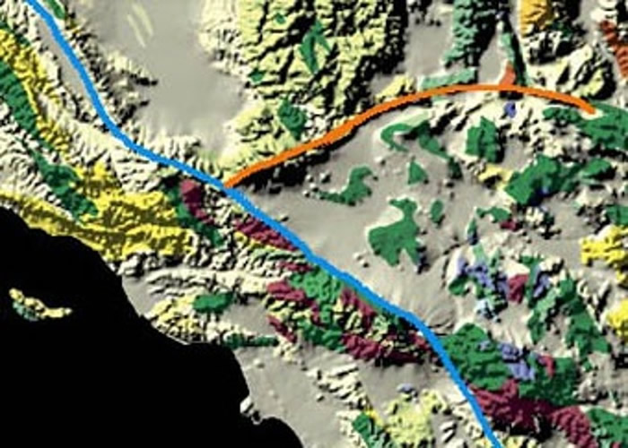 圣安德里斯大断层（蓝色线）及加洛克断层（橙色线）相邻。