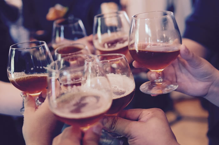《分子精神病学》期刊：研究发现受教育程度可能会影响饮酒行为和酒精依赖风险