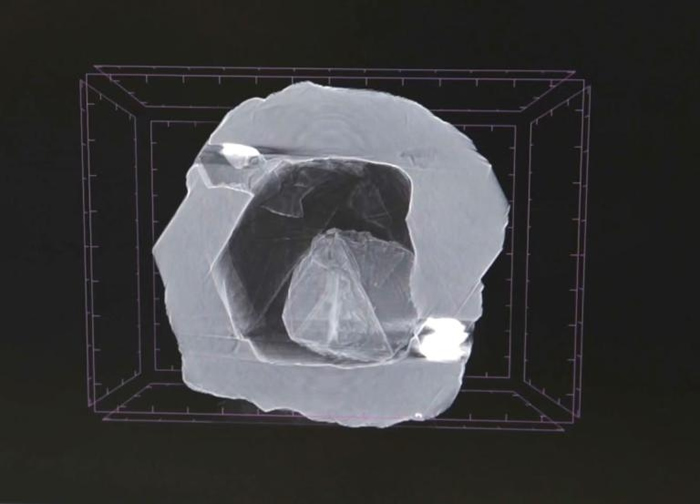 这张双层钻石的X光影像，显示出一个很小的钻石紧靠着一个更大钻石内部空腔的内壁。 由于钻石形成的地球深处有着巨大的压力，这种空隙在那里是不可能存在的。 因此研究人