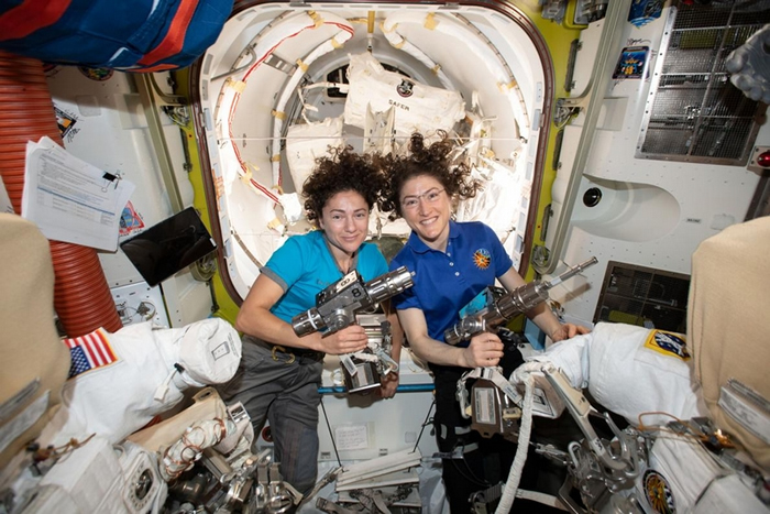 美国航天总署（NASA）航天员洁西卡． 梅尔（左）和克莉丝缇娜． 科赫（右）在国际太空站（International Space Station）的「寻求号气密