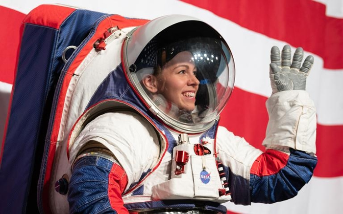 NASA强森航天中心（Johnson Space Center）的宇宙飞行服工程师克里斯廷． 戴维斯（Kristine Davis）正展示用于阿提米丝任务的新型