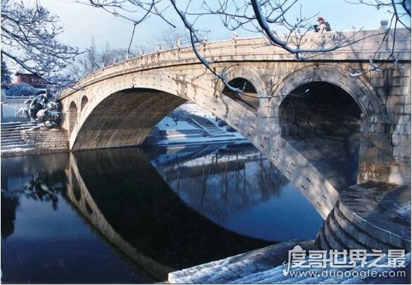 赵州桥是哪个人设计修建的，是哪个朝代修建的呢？