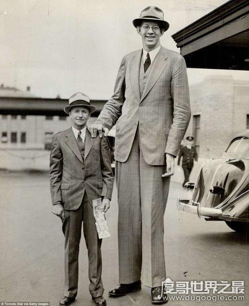 地球上身体最庞大的人罗伯特·潘兴·瓦德罗身高2米72比中国最高人张俊才还要高