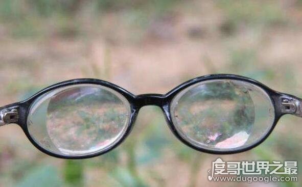 世界上最严重的的近视患者，眼镜镜片比书本还厚