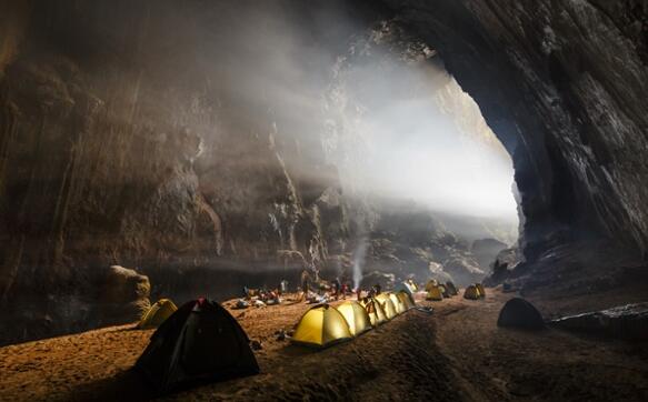 探秘越南最大洞穴，塞下40层大楼绰绰有余(150米)  世界之最  第1张