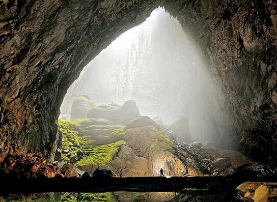 探秘越南最大洞穴，塞下40层大楼绰绰有余(150米)  世界之最  第2张