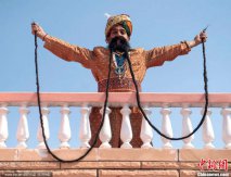 印男子胡须4.3米 成世界最长胡子保持者