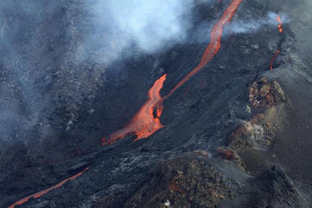 2月5日法国留尼汪岛富尔奈斯火山喷发