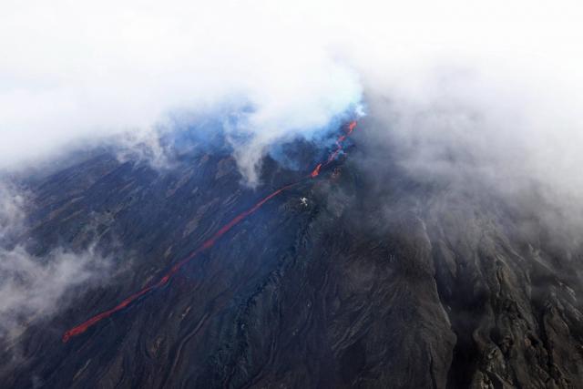 2月5日法国留尼汪岛富尔奈斯火山喷发