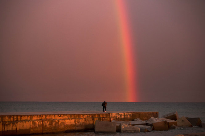 西班牙巴塞罗那一场暴风雨过后出现的壮观彩虹