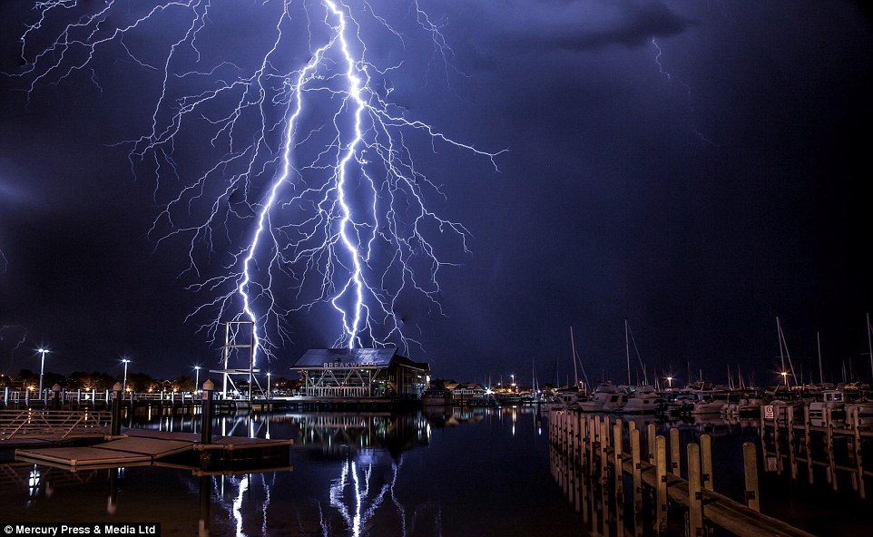风暴追逐者在澳大利亚珀斯附近捕捉到一组令人惊叹的闪电照片