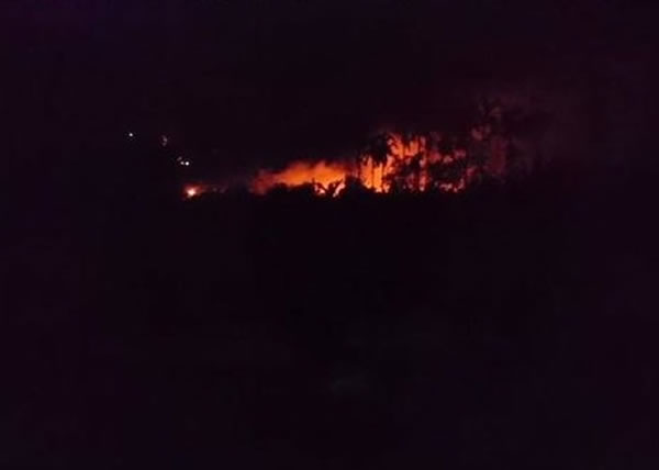锡纳朋火山喷发引发大火，波及民居。