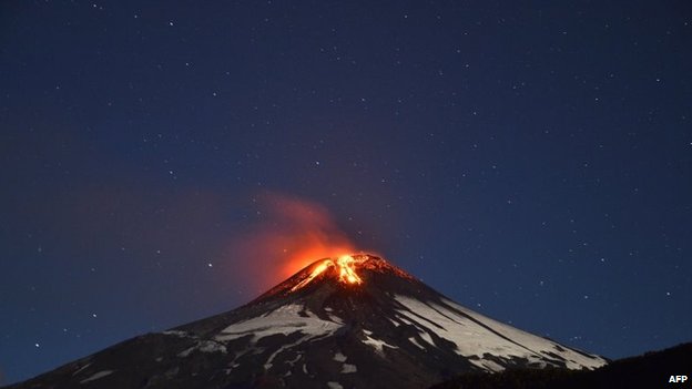 智利南部维利亚里卡火山（Volcano Villarrica）在当地时间3日凌晨开始爆发