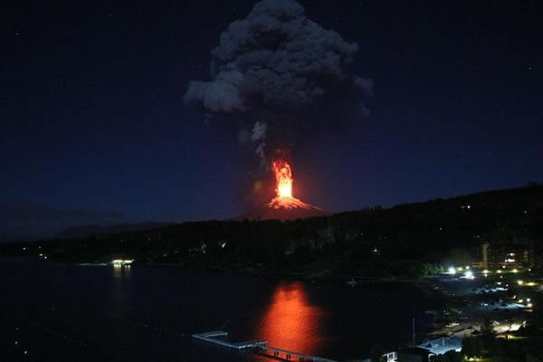 远处亦可见火山爆发情况