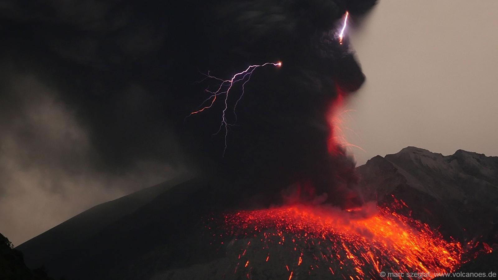 日本樱岛火山喷发伴随火山雷暴的壮观场面