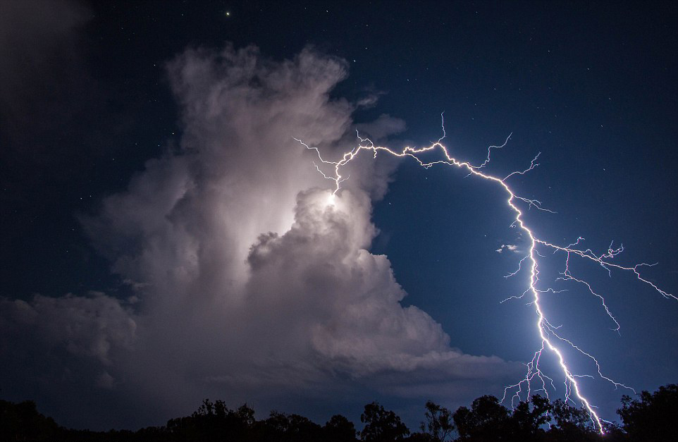 澳大利亚拍摄到罕见“向上”的环形闪电