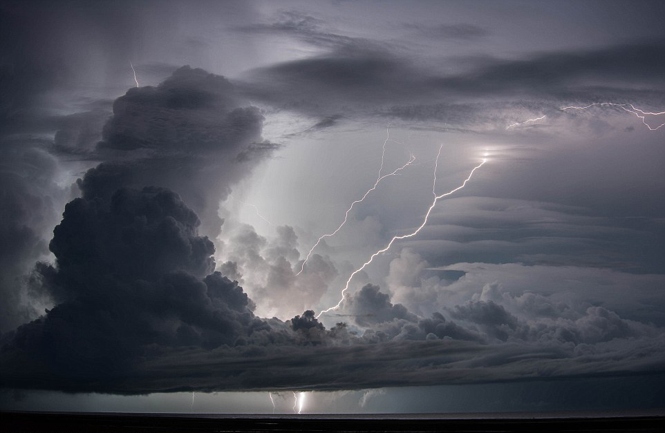 澳大利亚拍摄到罕见“向上”的环形闪电