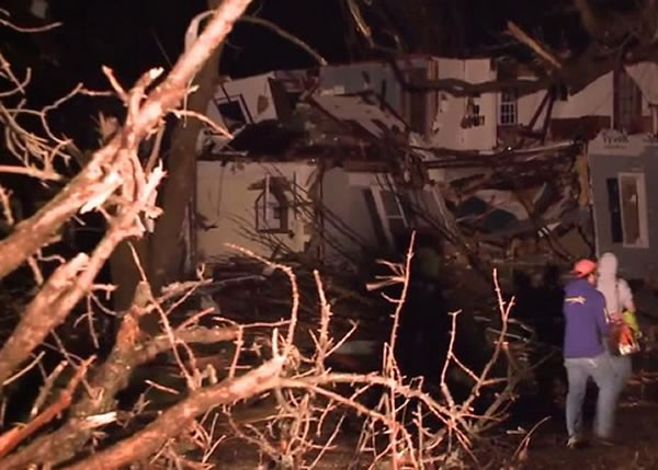 龙卷风摧毁多间民房。