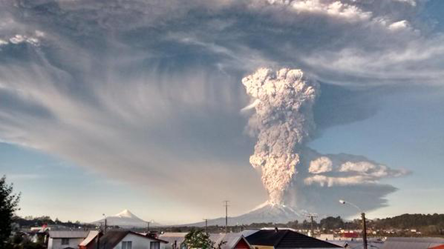 智利卡尔布科火山爆发，血色漫天如末日降临
