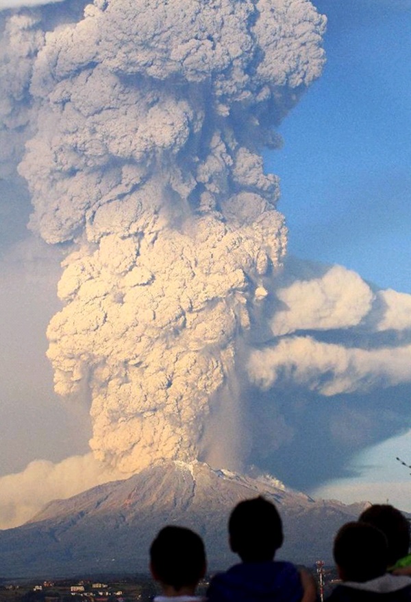 智利卡尔布科火山爆发，血色漫天如末日降临