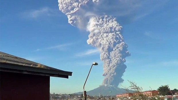 卡尔布科火山逾42年来首次爆发。