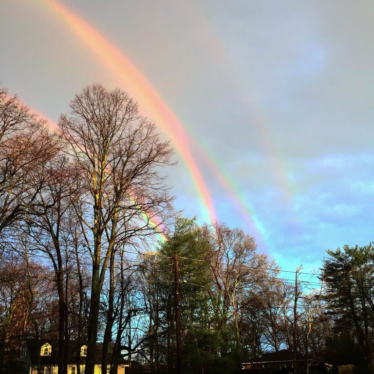 在网路上掀起热烈讨论的四重彩虹，于本周稍早出现在纽约州的一座火车站上空。Photograph by Amanda Curtis