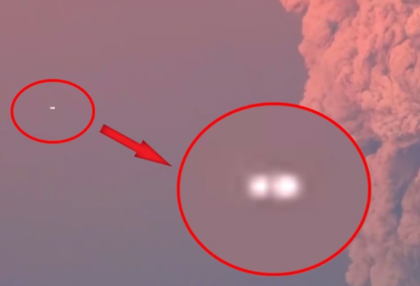 卡尔布科火山喷出大量火山灰，旁边疑似出现UFO踪影（红圈示）。