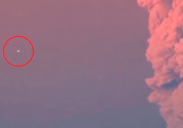 疑似UFO（红圈示）在火山旁缭绕，逼近火山时近时远。