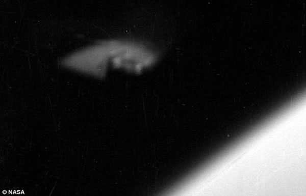 UFO调查员斯科特-瓦林声称发现有力证据证明外星人一直在监视美国宇航局的太空探索活动。他所说的证据是55年前宇航局的“水星”计划拍摄的一幅照片（如图）。“水星”