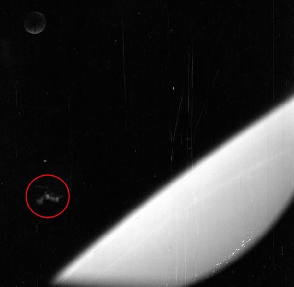 被瓦林视为力证的照片是1960年12月19日“水星-红石1A”飞船无人太空探索飞船拍摄的。他表示外星人难道不会对人类历史的这一历史性瞬间产生兴趣吗？这艘飞船是一