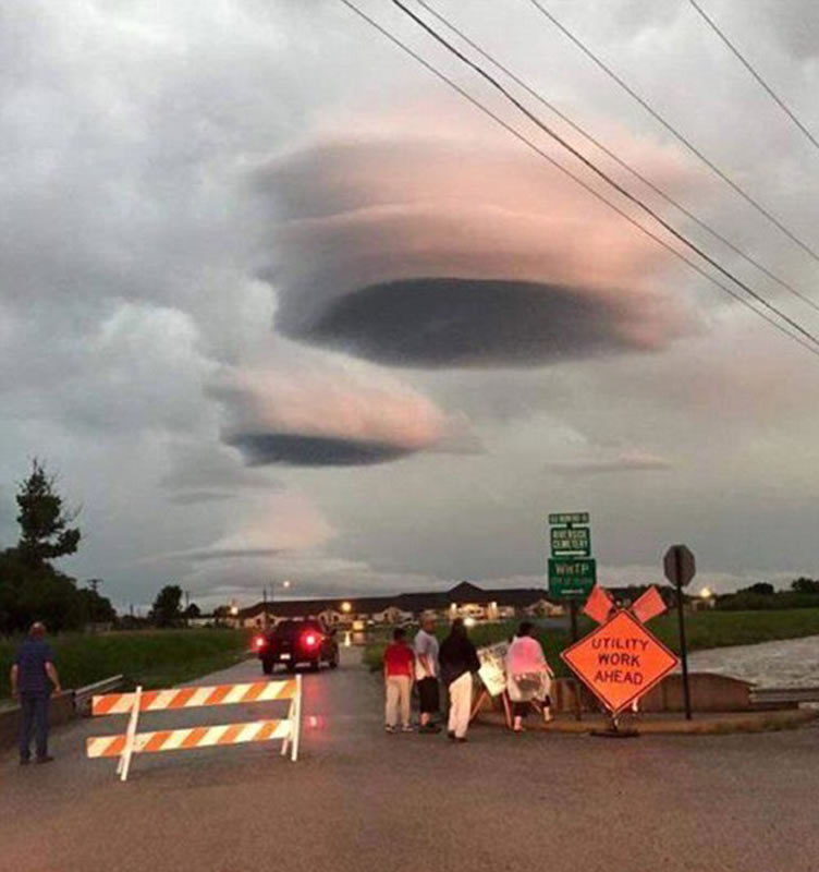 美国得克萨斯州罗伯森县和列昂县上空惊现酷似UFO的荚状云