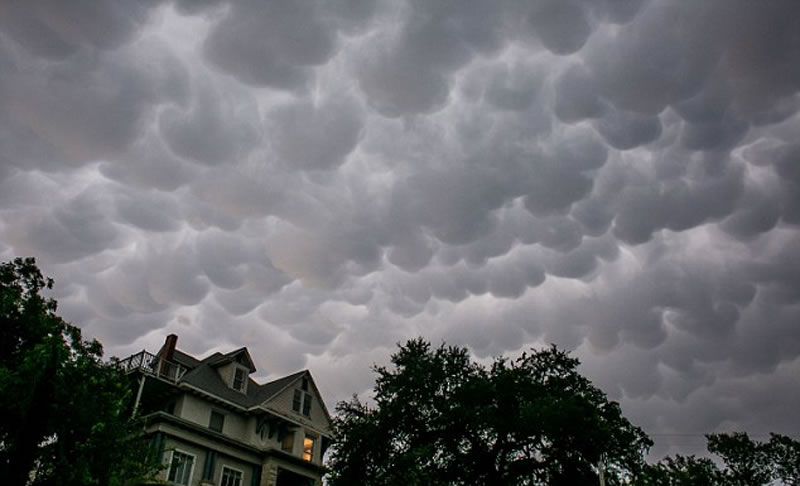 暴风雨过后，奥斯汀上空出现乳状云。