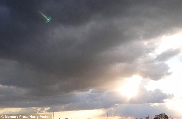 荷兰自然科学摄影师拍摄天空中暴风雨时捕捉到绿色飞碟