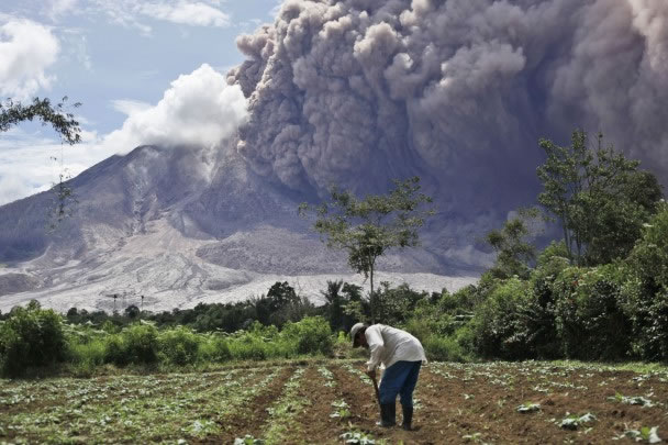 印尼锡纳朋火山爆发