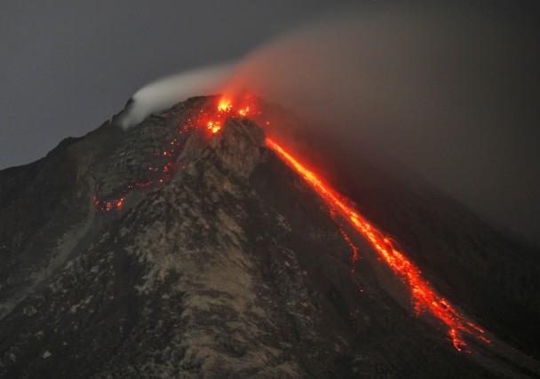 印尼锡纳朋火山爆发