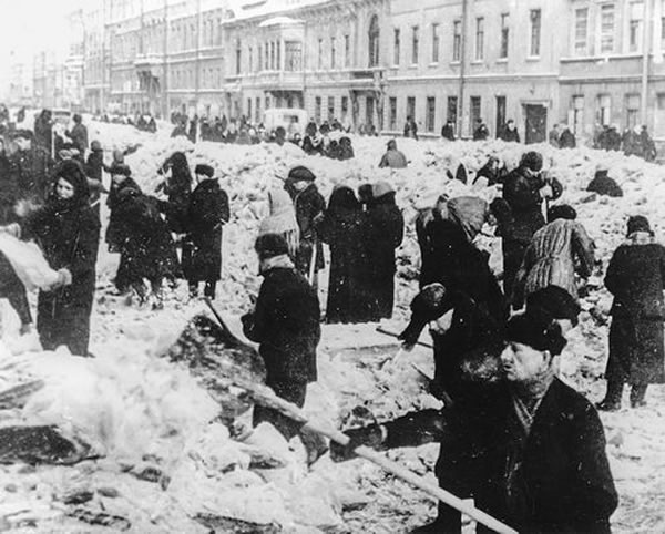 1941～1942年的冬天，当列宁格勒被德国军队围攻时，工人们因饥寒交迫而日渐衰弱，但仍不辞劳苦地清理积雪。