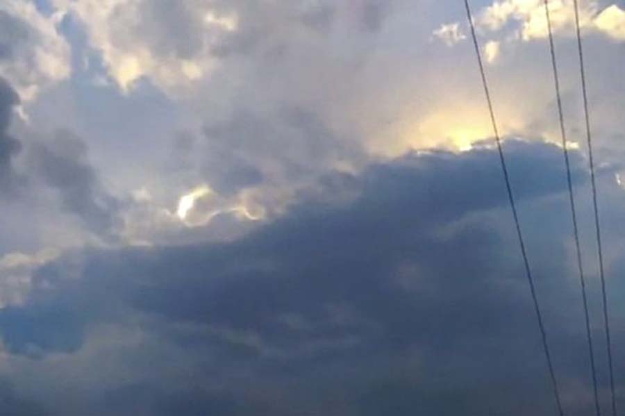 天空中浓密云层后射出一道奇怪光束引发外星人猜想