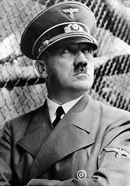 平常看到的希特勒穿军服照片