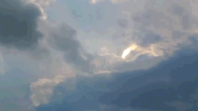 UFO出现？美国印第安纳州天空出现一道神秘光柱在云际来回摆动