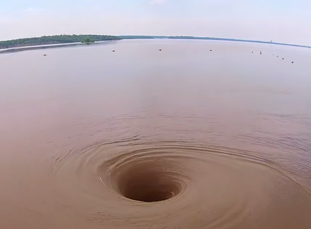 美国特克索马湖出现巨大漩涡